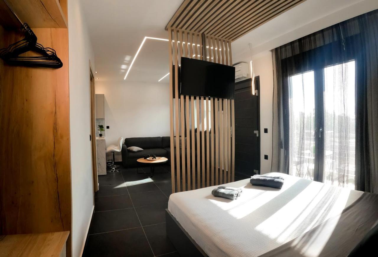 Berries Luxury Apartments Неа Мудания Екстериор снимка