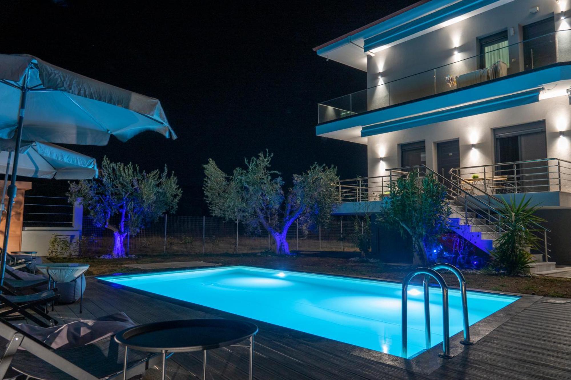 Berries Luxury Apartments Неа Мудания Екстериор снимка