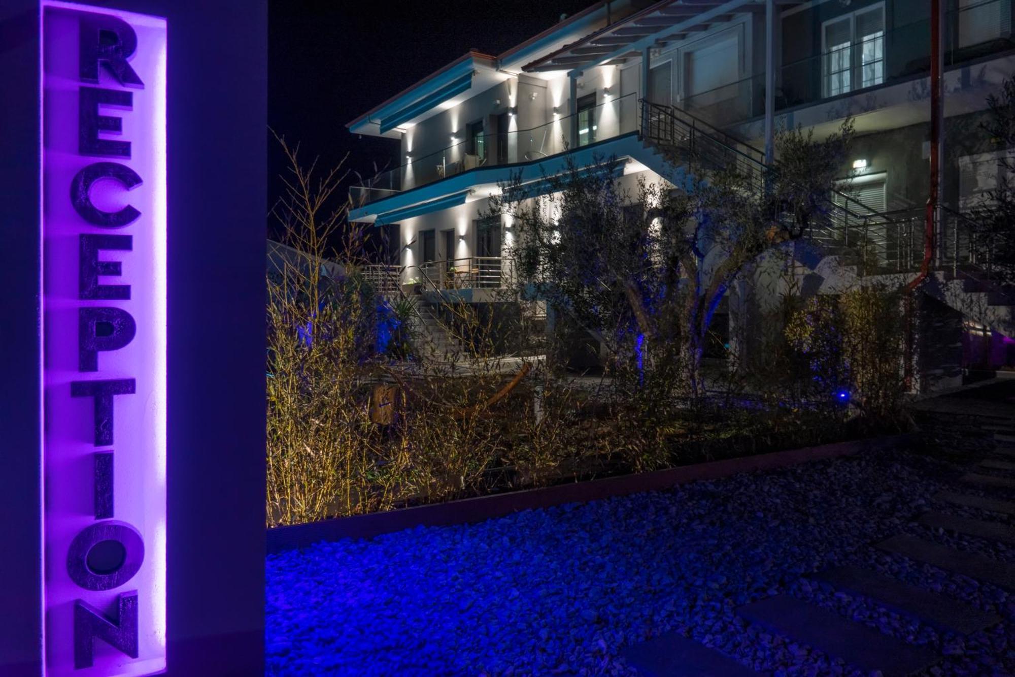 Berries Luxury Apartments Неа Мудания Екстериор снимка